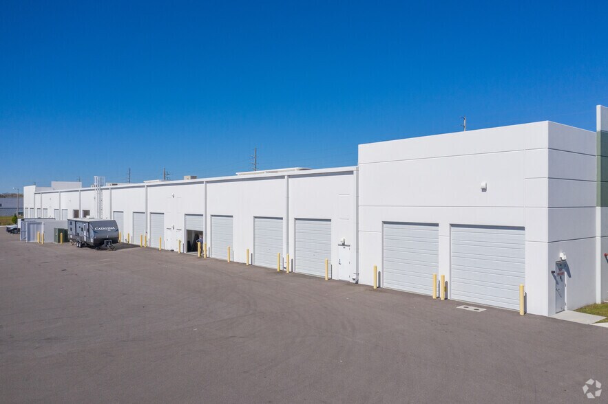 More Photos Of 661 Garden Commerce Pky, Winter Garden Warehouse For Lease