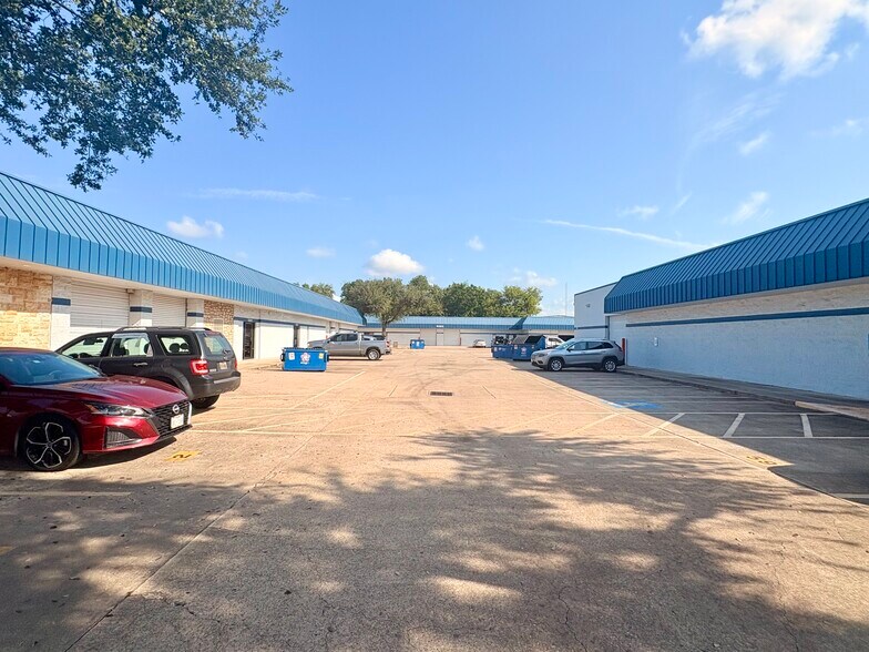 More Photos Of 9361 Winkler Dr, Houston Light Distribution For Lease