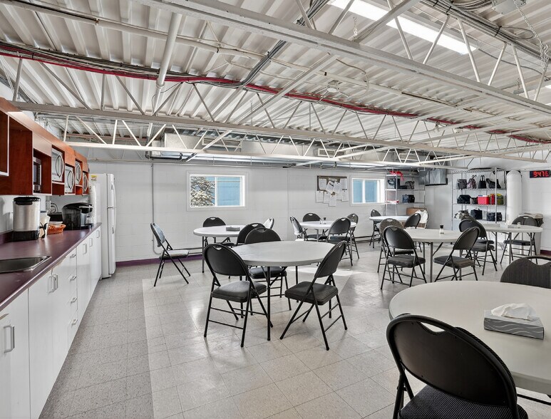 More Photos Of 40 Rue John-F.-Kennedy, Saint-Jérôme Warehouse For Sale