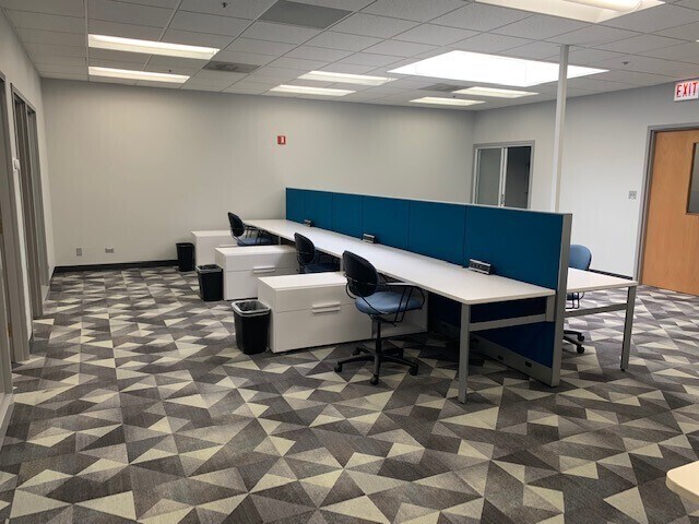 More Photos Of 2600 W 23rd St, Broadview Flex For Lease