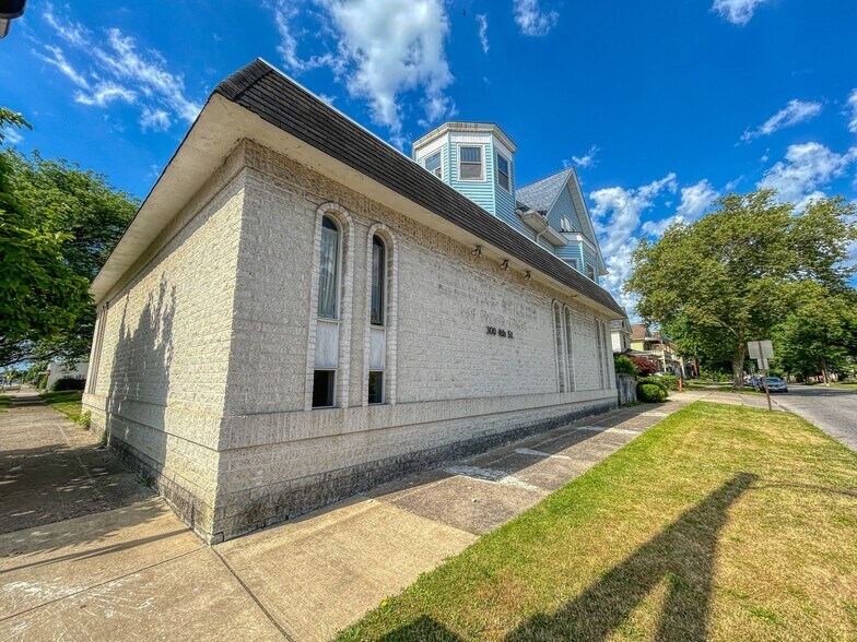 More Photos Of 300 4th St, Elyria Office Residential For Lease