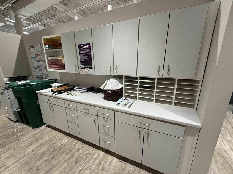 More Photos Of 2101 W Chesterfield Blvd, Springfield Office For Sale