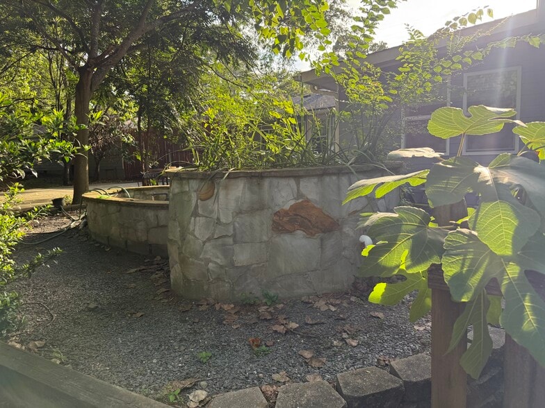 More Photos Of 3147 Shallowford Rd, Atlanta Office For Sale
