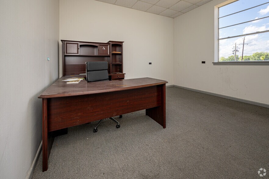 More Photos Of 185 8th St, Biloxi Warehouse For Sale