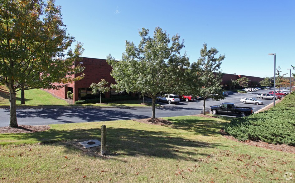 More Photos Of 315 Shawnee North Dr, Suwanee Warehouse For Lease