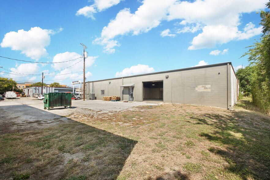 More Photos Of 8402 Speedway Dr, San Antonio Warehouse For Sale