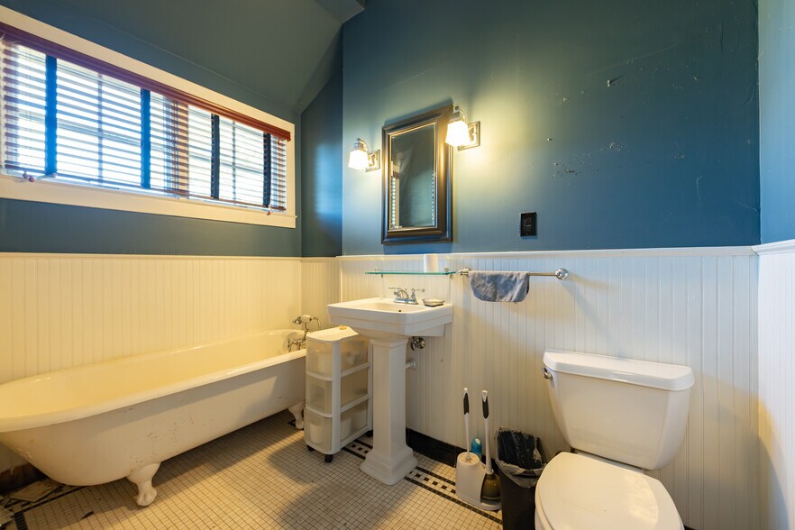 More Photos Of 314 S Green St, Thomaston Office For Sale