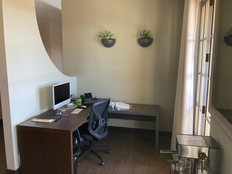 More Photos Of 1531 E Bradford Pky, Springfield Medical For Lease