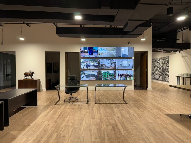 More Photos Of 10595 Westoffice Dr, Houston Light Distribution For Lease