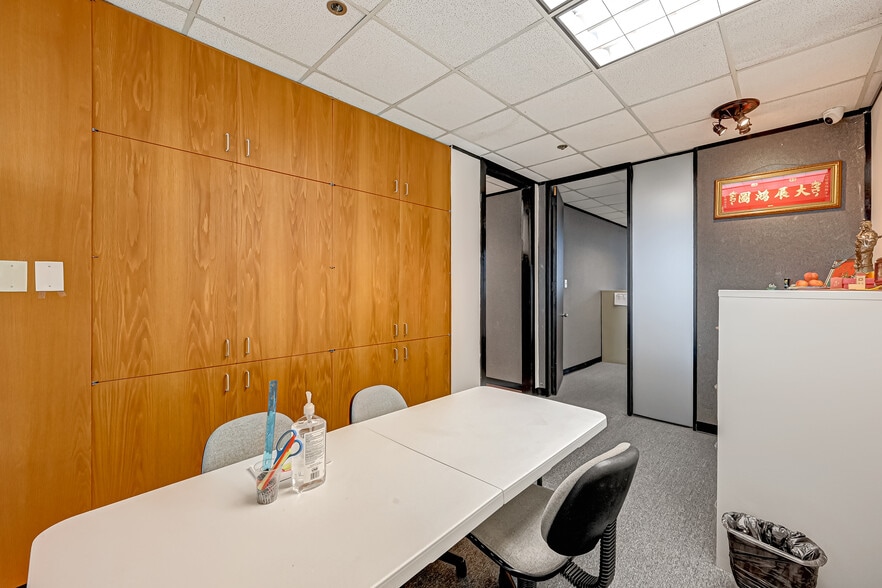 More Photos Of 6100 Corporate Dr, Houston Office For Sale
