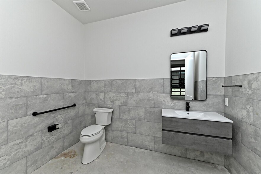 More Photos Of 451 Farrell Rd, Dripping Springs Light Distribution For Sale