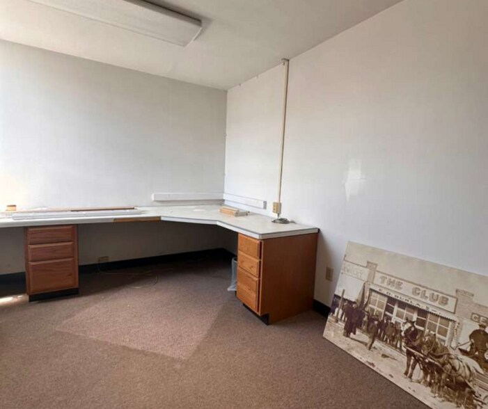 More Photos Of 415 Main St., Laurel Flex For Sale