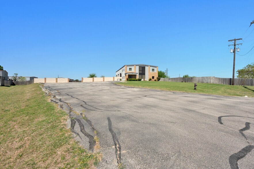 More Photos Of 165 Tecon Cv, Buda Warehouse For Lease