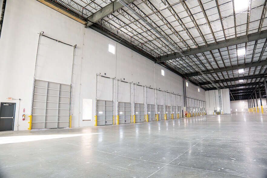 More Photos Of 1017 Northway Ln, Laredo Distribution For Lease