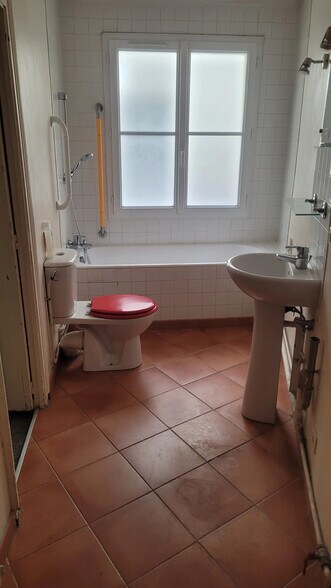More Photos Of 11 Rue Chateaubriand, Paris Office For Sale