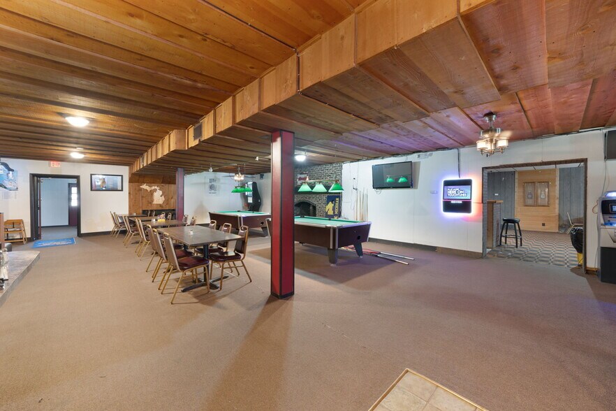 More Photos Of 18089 W State St, Vandalia Bar For Sale