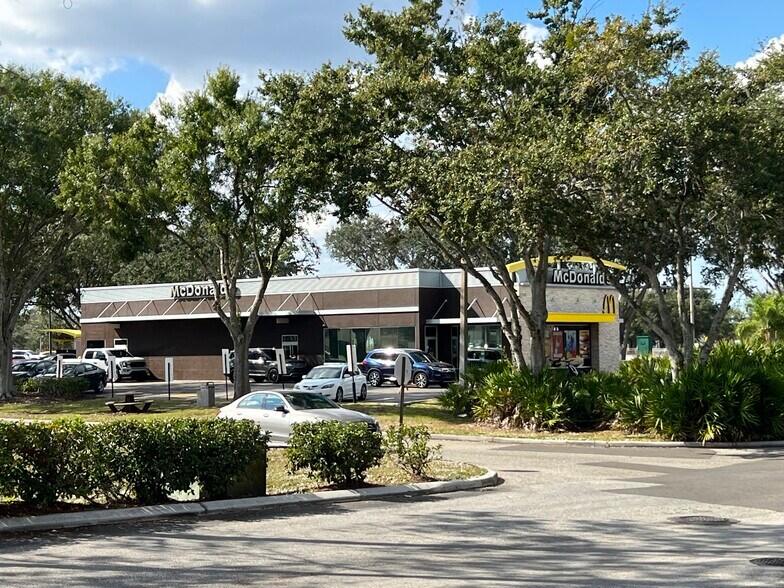 More Photos Of 16719 Fishhawk Blvd, Lithia General Retail For Lease