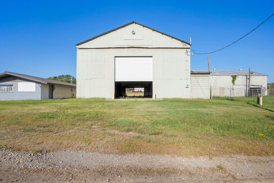 More Photos Of 600 W Cherry St, Cushing Warehouse For Lease