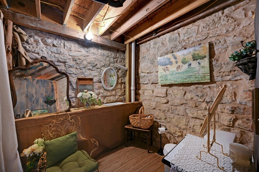 More Photos Of 23351 Ranch to Market 150 rd, Driftwood Specialty For Sale