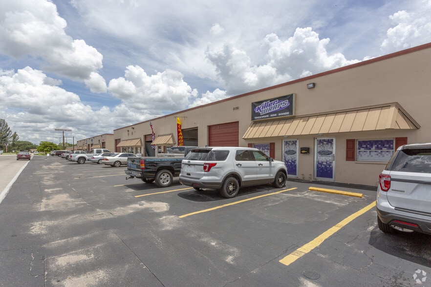 More Photos Of 2012-2024 Beacon Manor Dr, Fort Myers Unknown For Lease