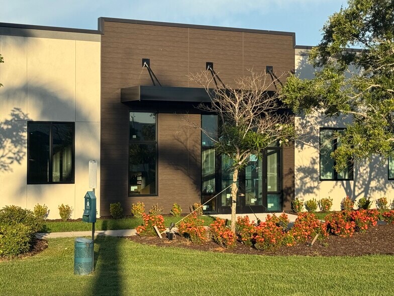 More Photos Of 6355 Initiative Blvd, Sarasota Storefront Retail Office For Lease