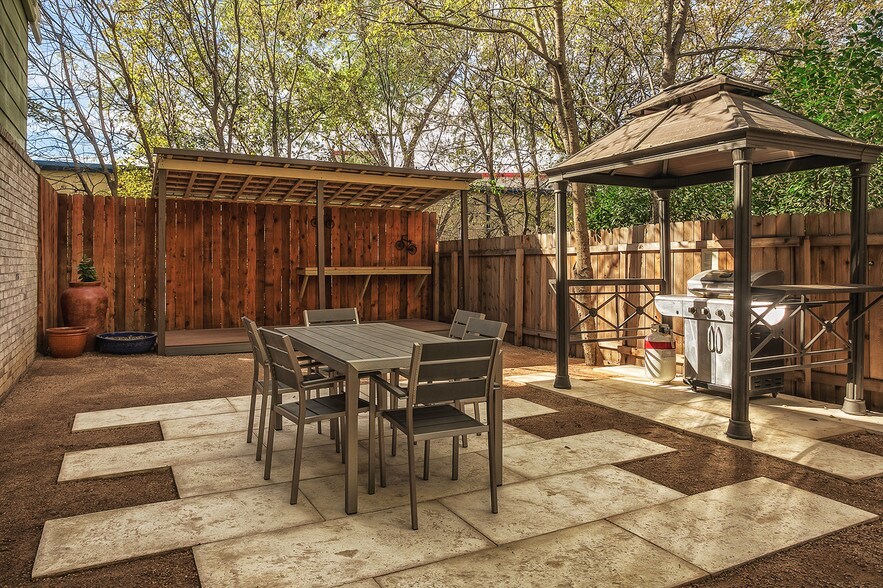 More Photos Of 2323 Town Lake Cir, Austin Apartments For Sale