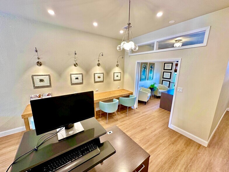 More Photos Of 913 Gulf Breeze Pky, Gulf Breeze Storefront Retail Office For Sale