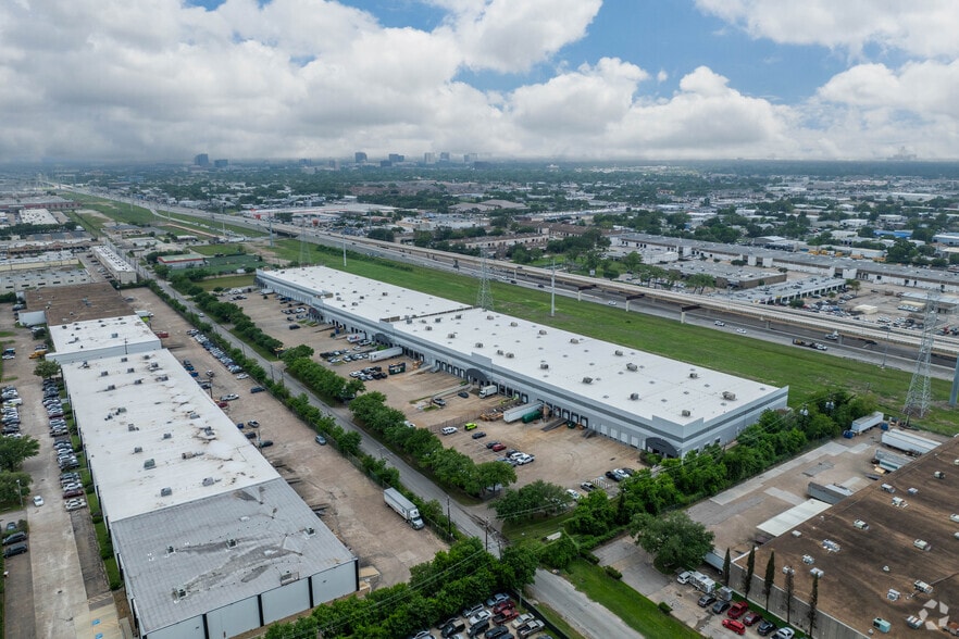 More Photos Of 8648 Glenmont Dr, Houston Warehouse For Lease