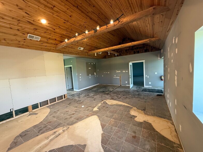 More Photos Of 201 Packer Dr, Roberts Light Manufacturing For Lease