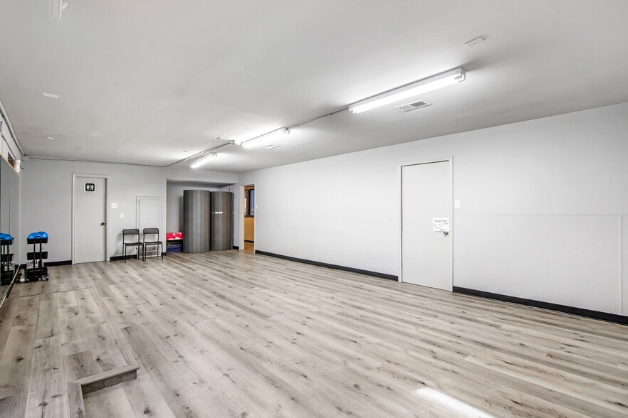 More Photos Of 1725 Northpark Dr, Kingwood Auto Repair For Sale