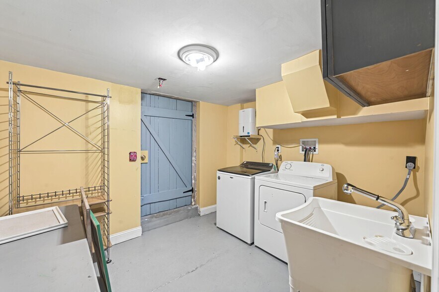 More Photos Of 982 Mineral Spring Ave, North Providence Office For Sale