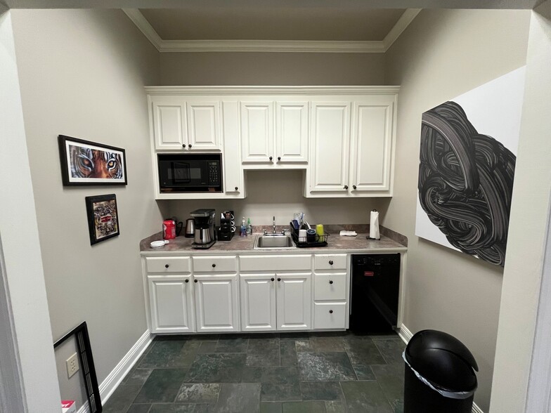 More Photos Of 2161 Quail Run, Baton Rouge Serviced Offices For Sale