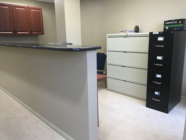 More Photos Of 25710 Union Tpke, Glen Oaks Medical For Lease