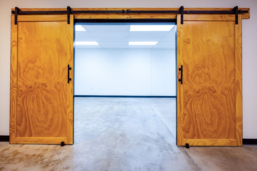 More Photos Of 2233 3rd Ave S, Saint Petersburg Warehouse For Lease
