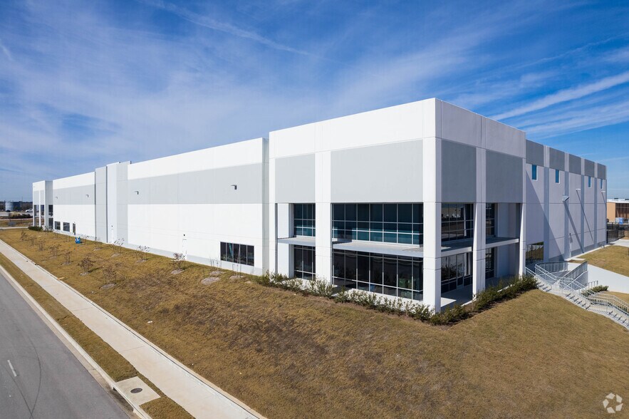 More Photos Of 300 Gateway Blvd, Kyle Distribution For Lease
