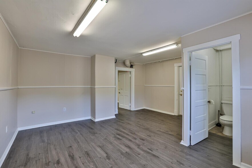 More Photos Of 2007 Madison Rd, Cincinnati Storefront For Sale