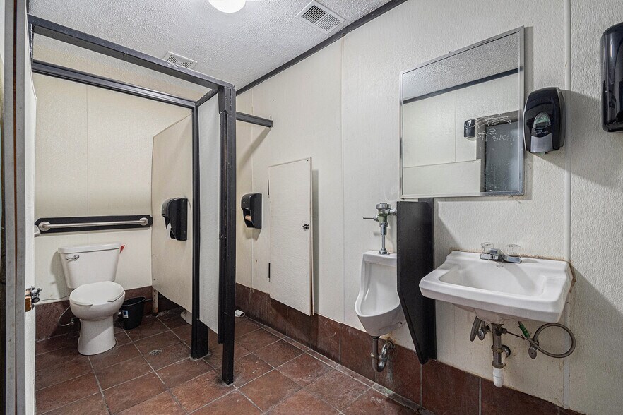 More Photos Of 6500 Railroad Ave, Omaha Restaurant For Sale