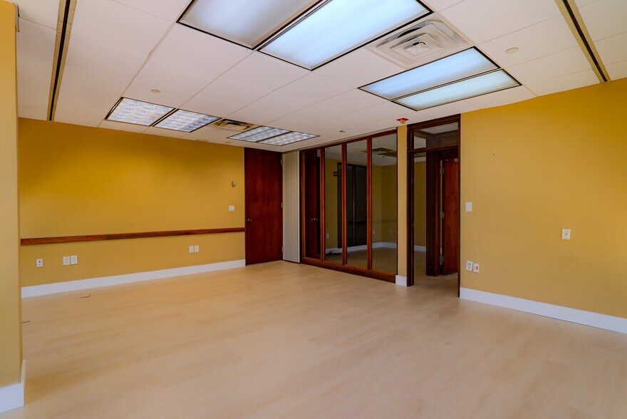 More Photos Of 930 Washington Ave, Miami Beach Office For Lease