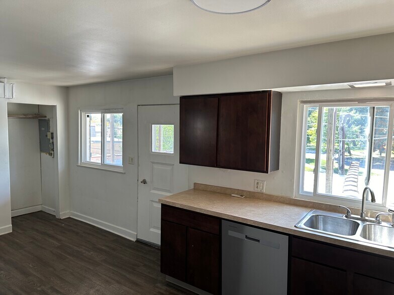 More Photos Of 220-230 Hicks Pl, Palatine Storefront Retail Residential For Sale