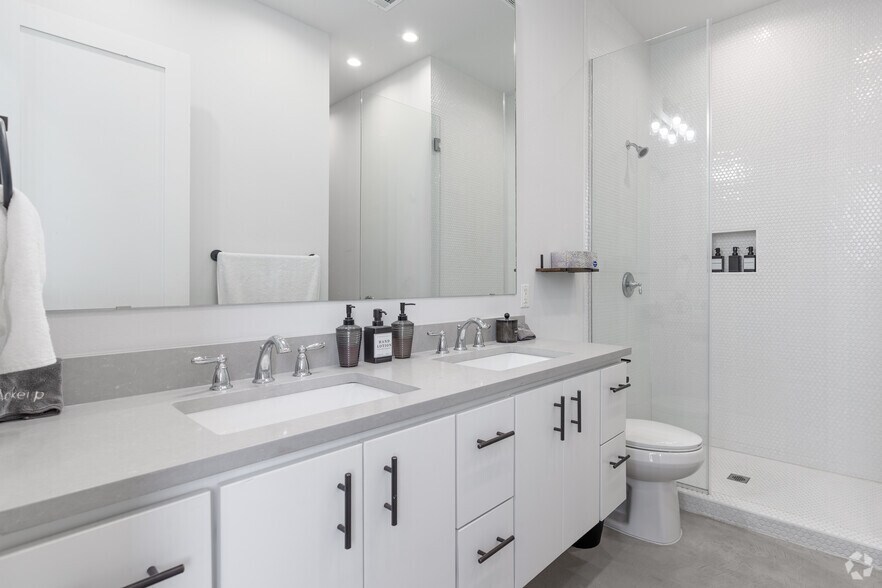 More Photos Of 707 W Commerce St, Dallas Apartments For Sale