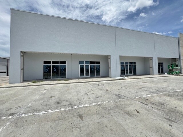 More Photos Of 405 Crossroads St, Laredo Freestanding For Lease