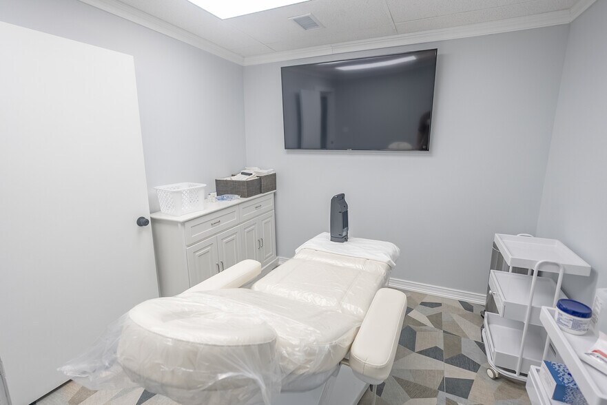 More Photos Of 15645 Farmington Rd, Livonia Medical For Lease