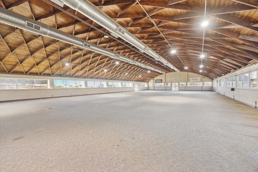 More Photos Of 1401 Mlk Blvd, El Campo Flex For Sale