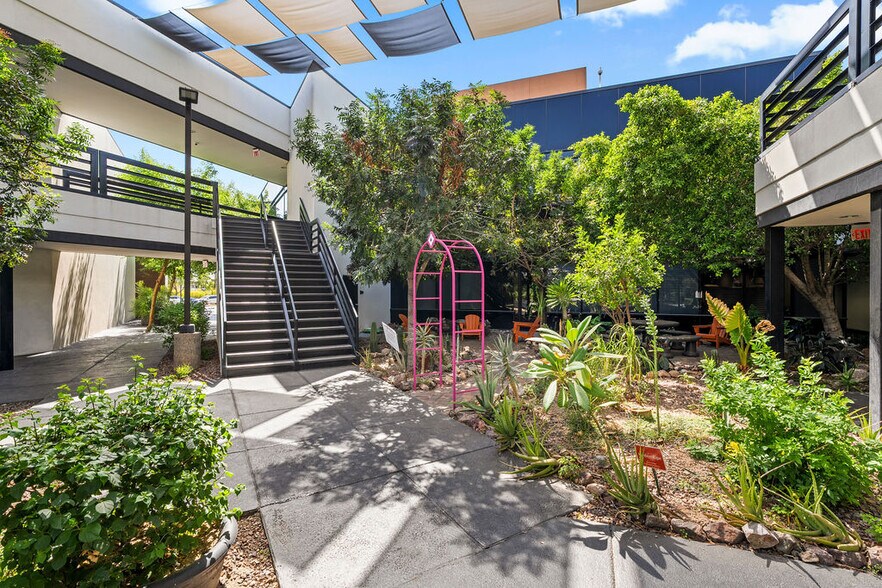 More Photos Of 3333 E Camelback Rd, Phoenix Office For Lease