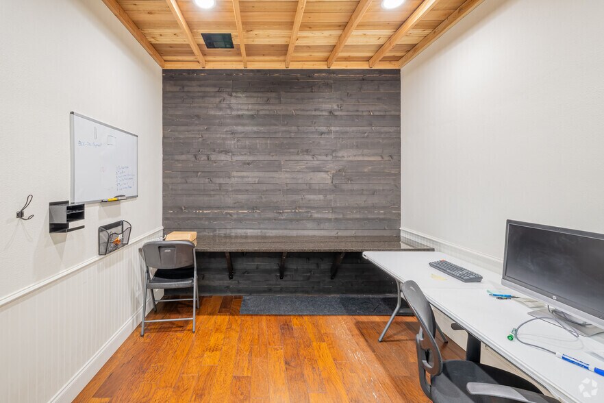 More Photos Of 124 NW 8th St, Oklahoma City Showroom For Sale