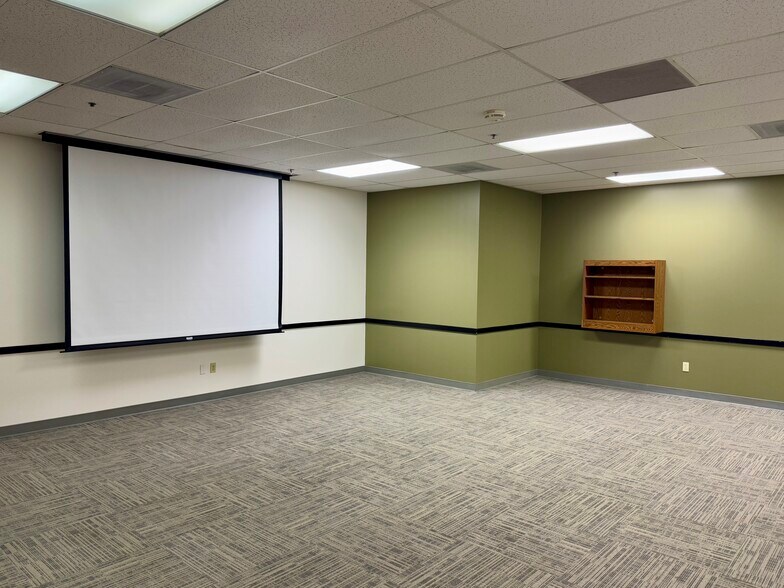 More Photos Of 4820-4822 McGrath St, Ventura Research And Development For Lease