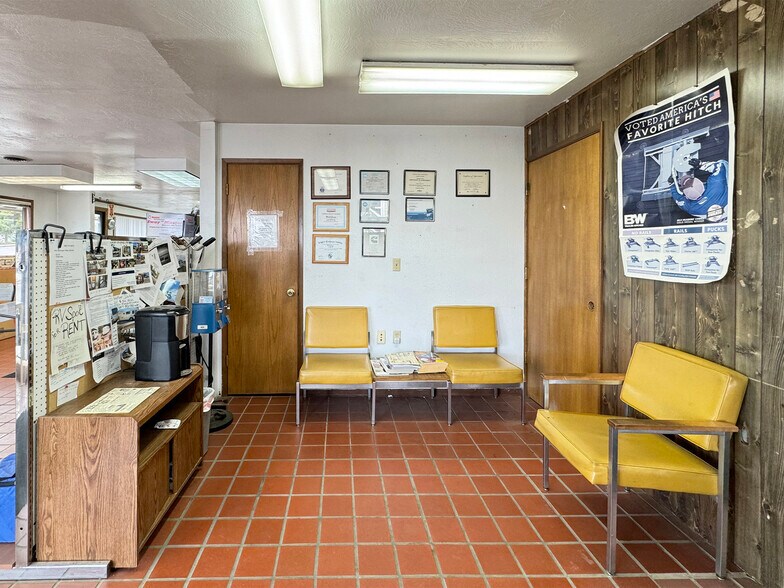 More Photos Of 275 S 7th Ave, Sequim Auto Repair For Sale