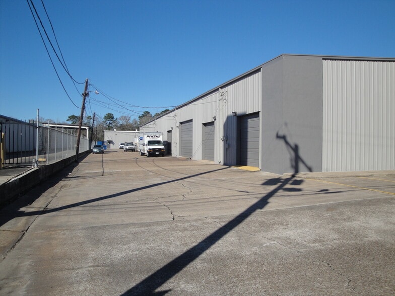 More Photos Of 6950 College St, Beaumont Warehouse For Lease