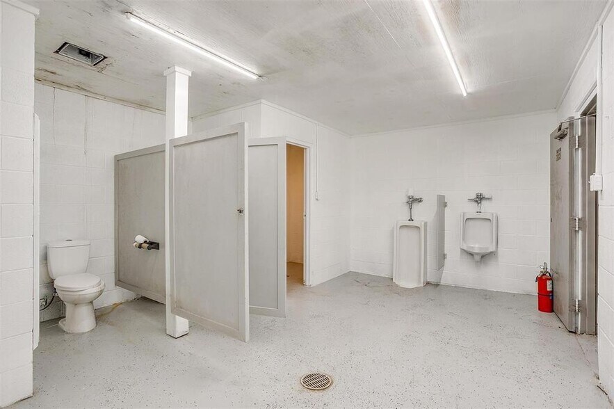 More Photos Of 640 E Highway 199, Springtown Warehouse For Sale