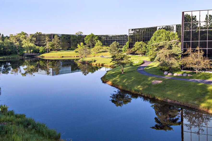 More Photos Of 2333 Waukegan Rd, Bannockburn Office For Lease